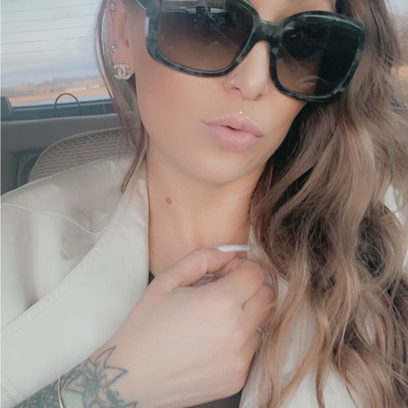 Meet your Posher, Dennette - Picture 1 of 1